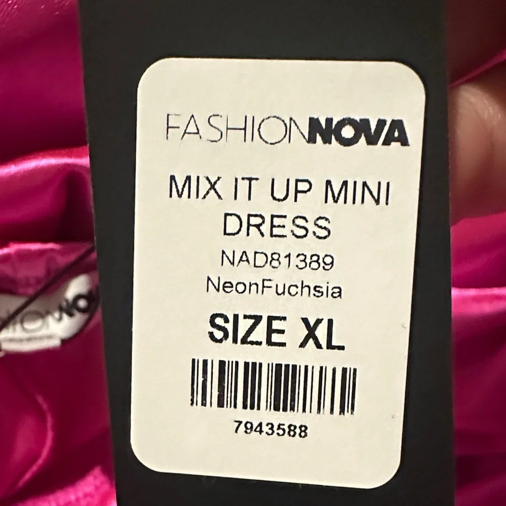 Elegant Pink Halter Dress - Picture 4 of 4